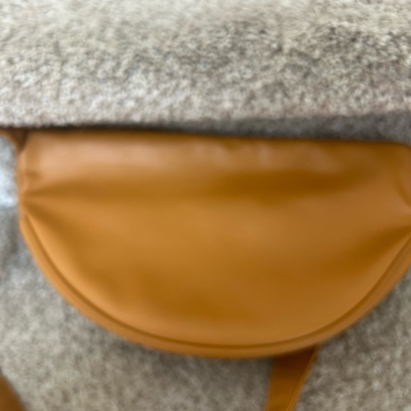 Faux leather hip bag/cross body. Light color. Gold details. Zipper pocket inside - Picture 4 of 8